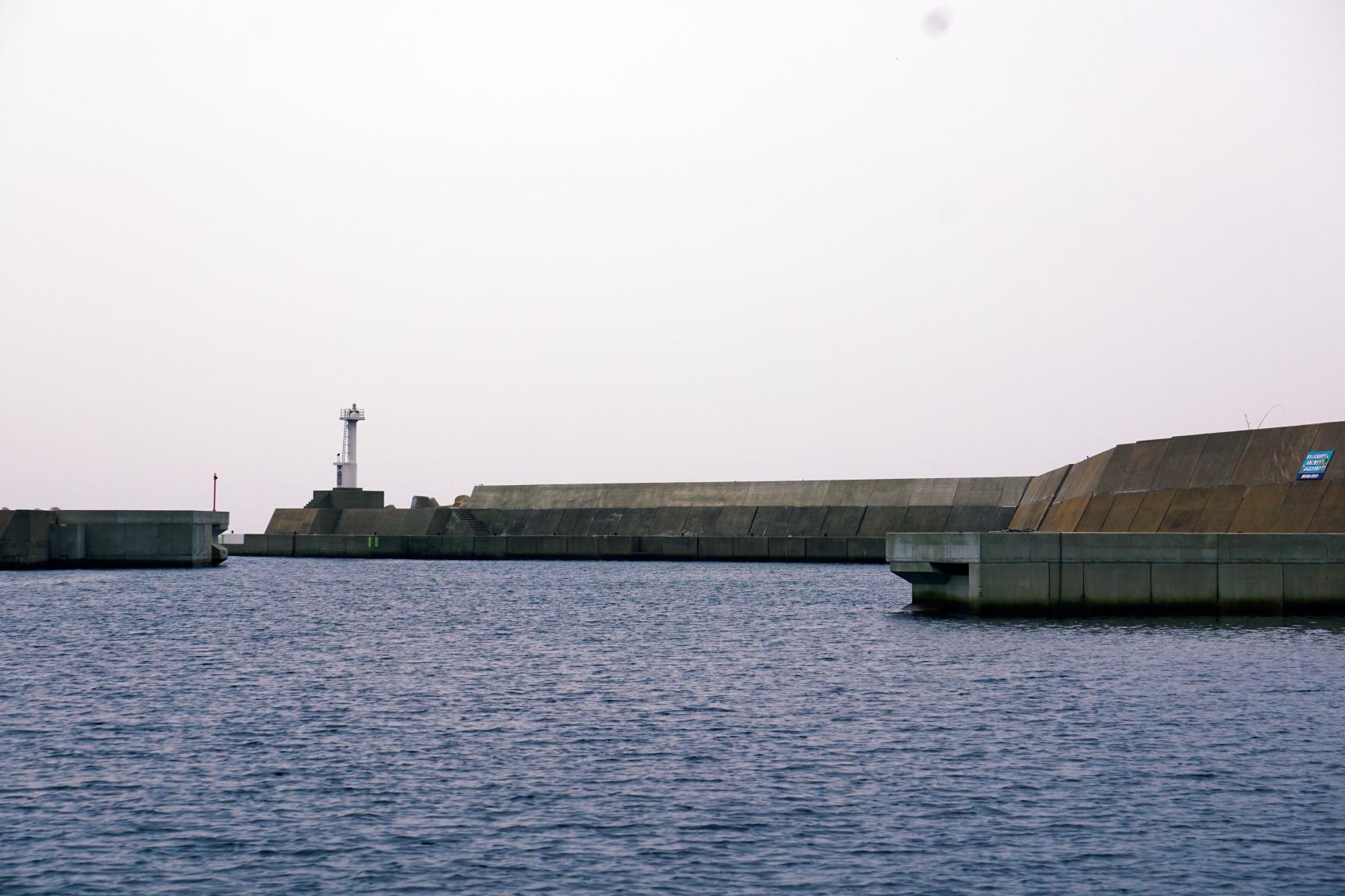 灯台へ続く長い防波堤