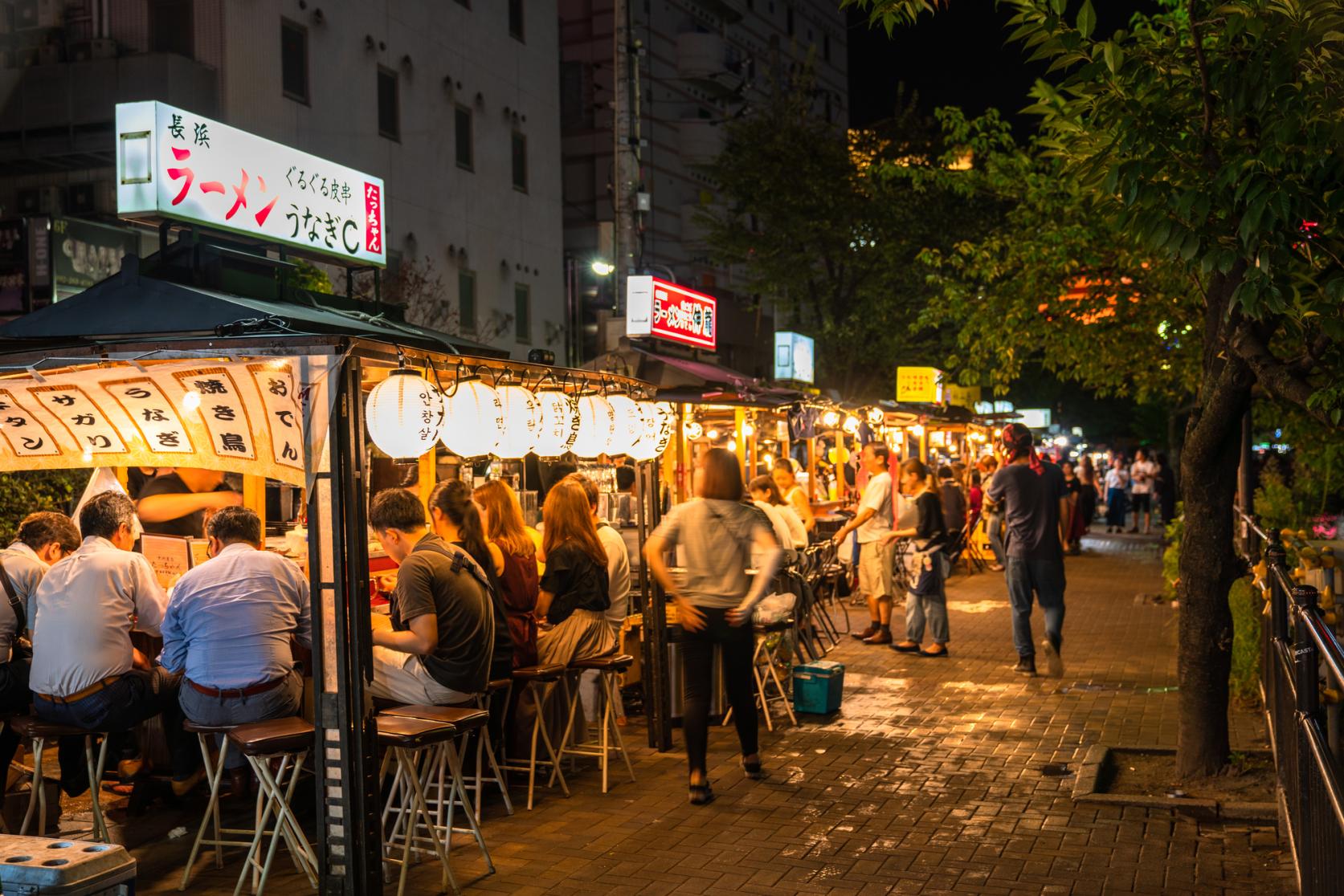 福岡の飲み歩きなら屋台がおすすめ！はしご酒で楽しい夜を