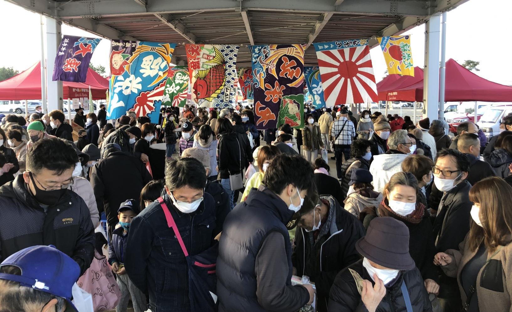 よしとみの魚市～漁港deマルシェ～（毎年12月）