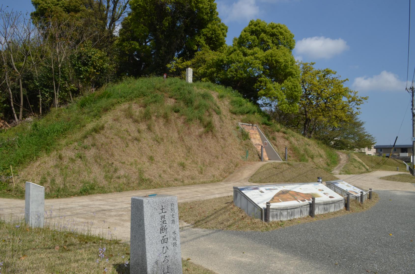 水城跡土塁断面ひろば-0